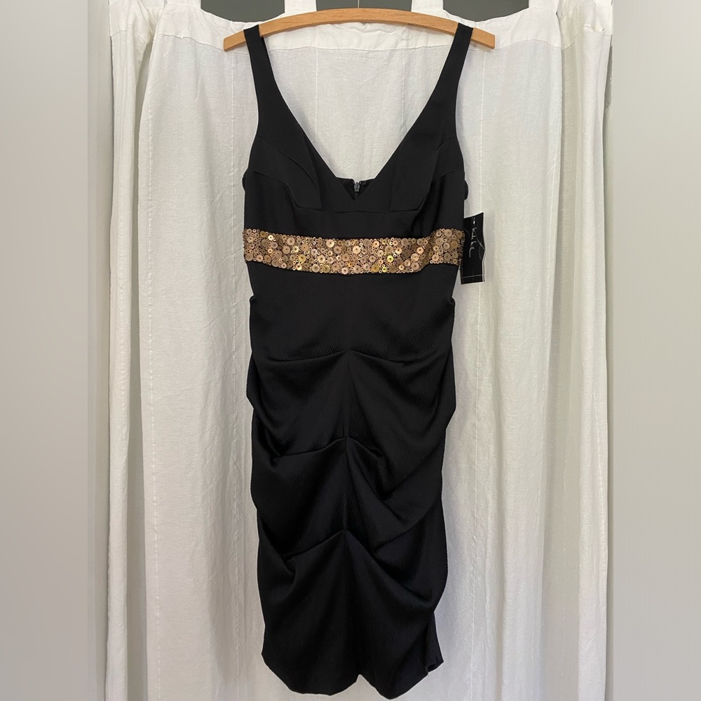 NWT Nicole Miller Ruched Bodycon Dress with Gold sequin band. Size 8